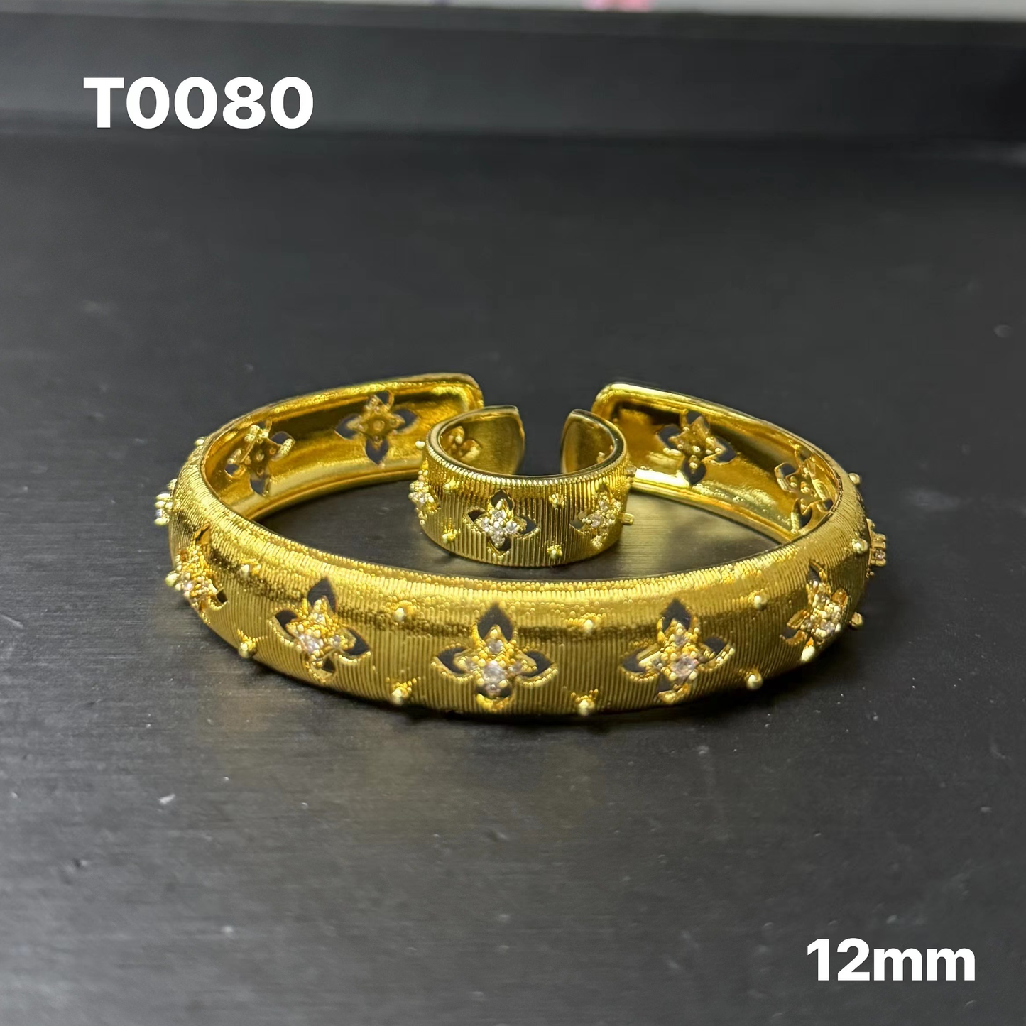 T80 Vintage Court Style Bangle